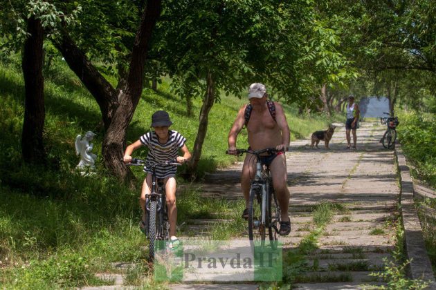 Засмагають топлес: у Франківську стартував купальний сезон ФОТОРЕПОРТАЖ