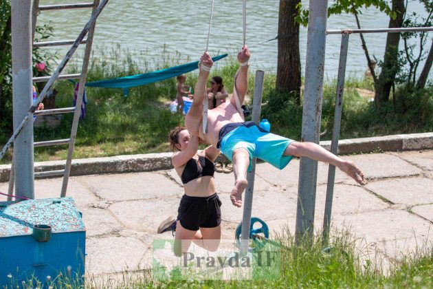 Засмагають топлес: у Франківську стартував купальний сезон ФОТОРЕПОРТАЖ