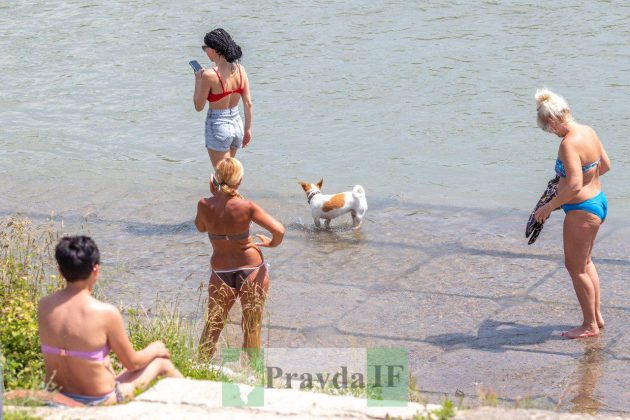 Засмагають топлес: у Франківську стартував купальний сезон ФОТОРЕПОРТАЖ