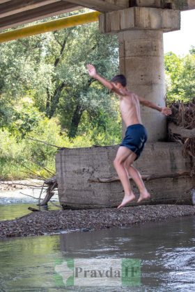 Засмагають топлес: у Франківську стартував купальний сезон ФОТОРЕПОРТАЖ