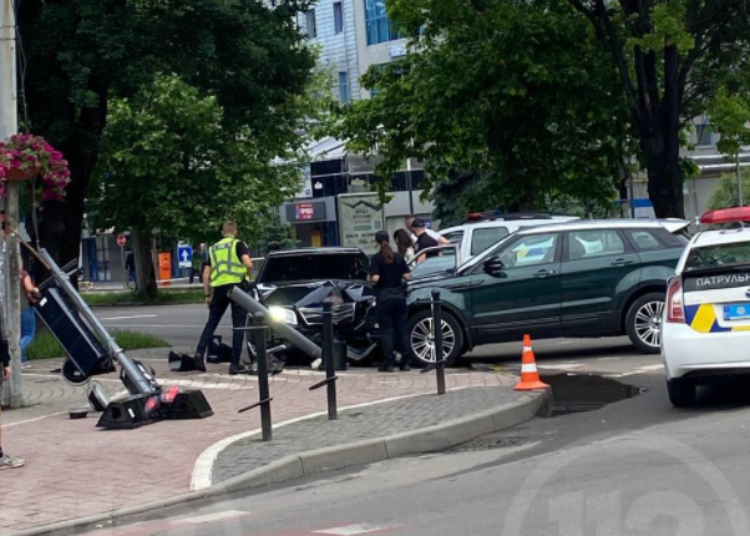 У Франківську водій “Мерседеса”, тікаючи від поліції, на шаленій швидкості зніс світлофор та врізався в інше авто ФОТО та ВІДЕО