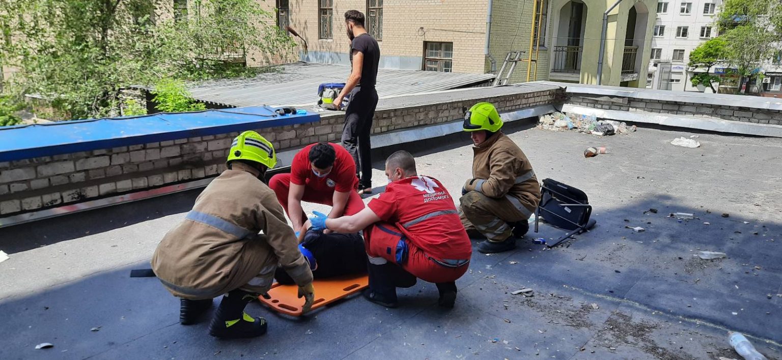 На Прикарпатті під час ремонтних робіт з висоти четвертого поверху впав чоловік