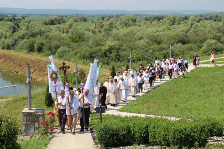 У Новому Мартинові освятили криницю Якова та скульптури Ісуса Христа із Самарянкою ФОТО