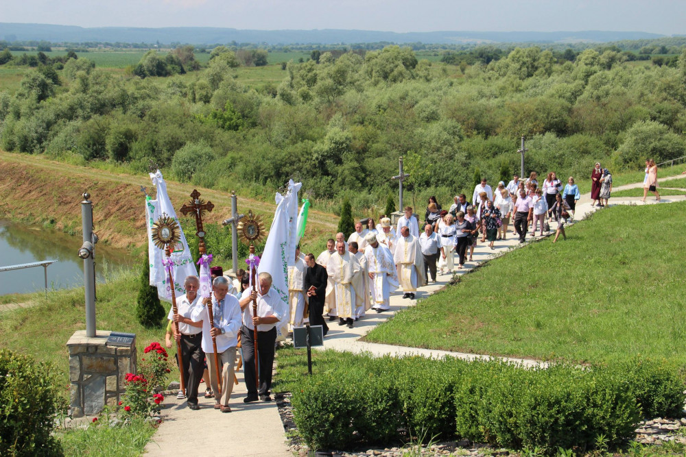 У Новому Мартинові освятили криницю Якова та скульптури Ісуса Христа із Самарянкою ФОТО