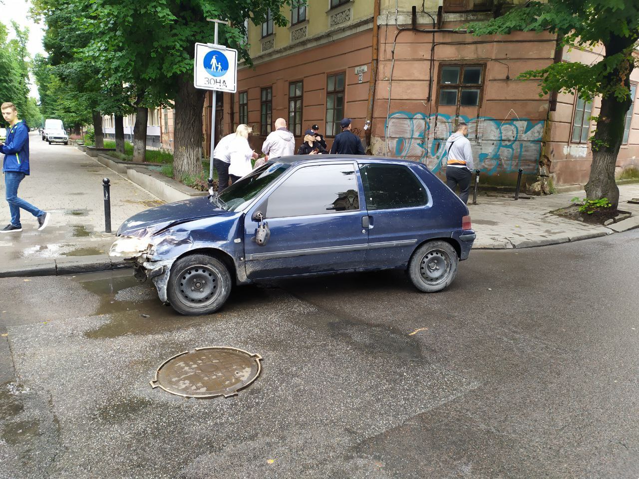 В центрі Івано-Франківська водій "під кайфом" врізався у припарковане авто, та намагався утекти із місця