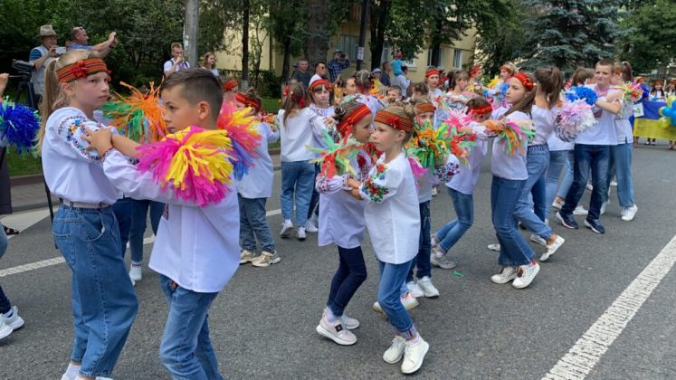 На День міста в Яремче відбувся масштабний костюмований гуцульський карнавал ФОТО та ВІДЕО