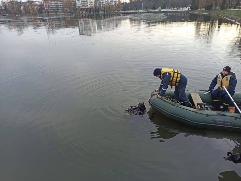 У Франківську на міському озері рятували п'яного чоловіка, який тонув