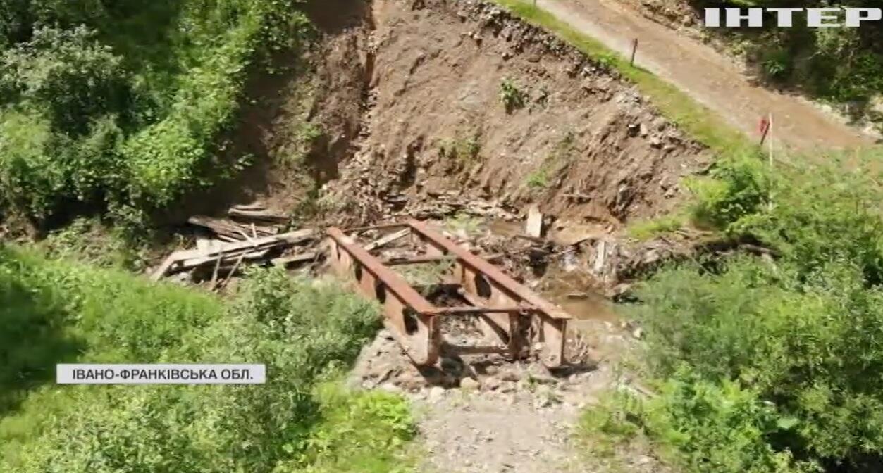 Півсотні жителів гірського прикарпатського селища відрізані від цивілізації через постійні зсуви ґрунту ВІДЕО