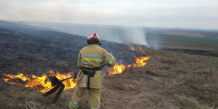 На Прикарпатті минулої доби горіла суха трава, сміття та автобус