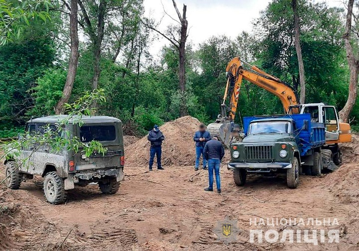 На Прикарпатті судитимуть молодиків, які незаконно видобували гравій