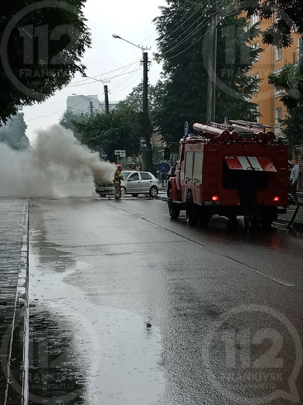 Посеред дороги на Вовчинецькій спалахнув легковик ФОТО