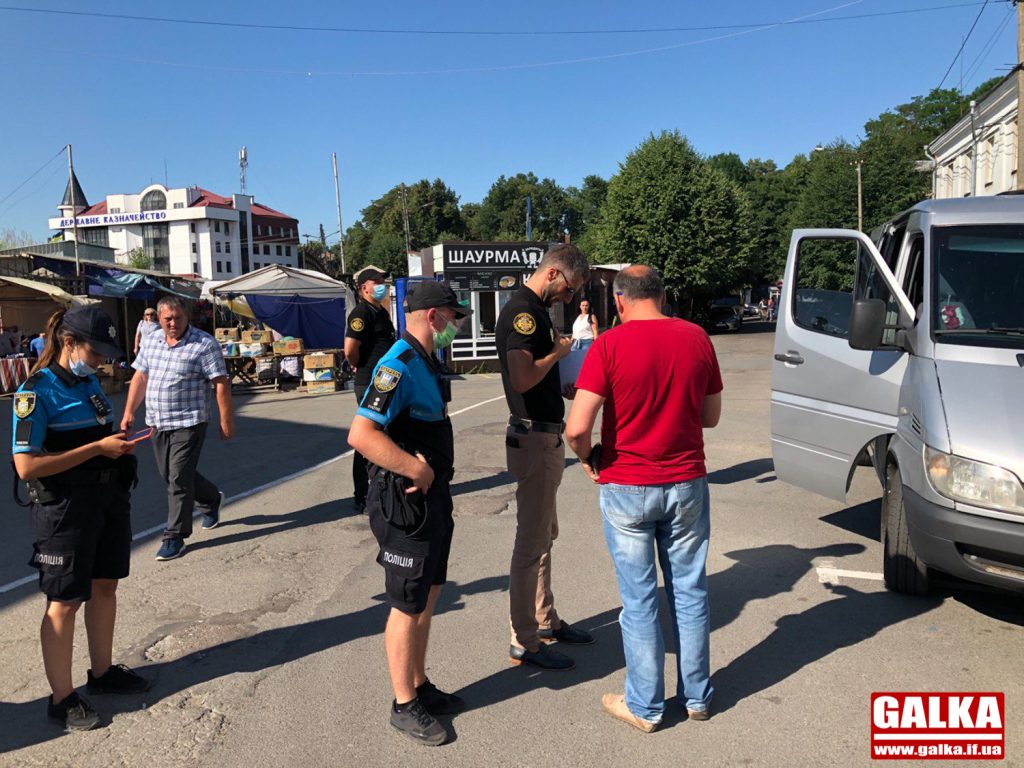 В центрі Івано-Франківська інспектори полюють на нелегальних перевізників