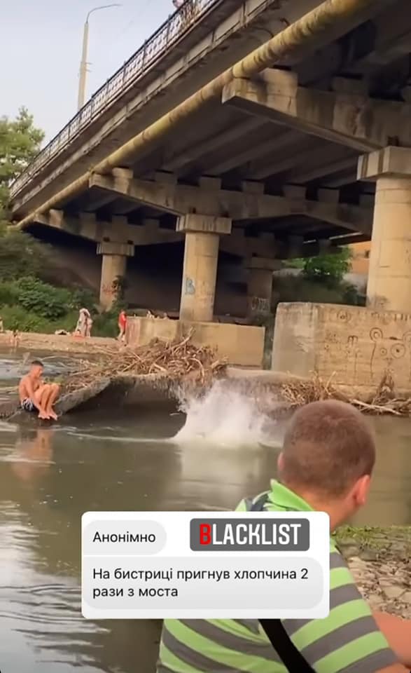 Поки міська влада встановлює рятувальний пост на березі Бистриці Солотвинської, діти стрибають у воду з автомобільного моста Бистриці Надвірнянської ФОТО