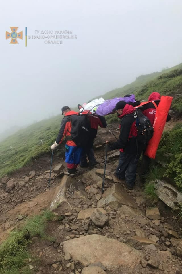 Гірські рятувальники допомогли туристці, яка травмувалася на Говерлі ФОТО