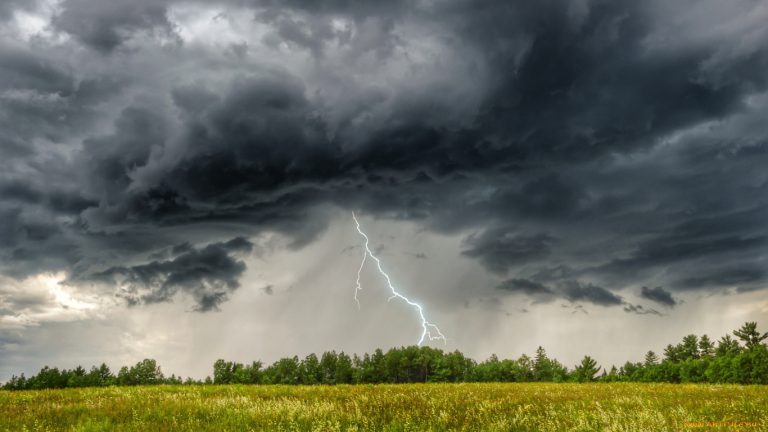 Грози, град та шквалисте посилення вітру: на Прикапатті погіршиться погода