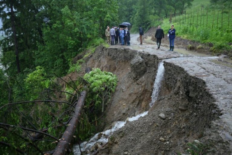 У гірських селах Прикарпаття сталися зсуви ґрунту: пошкоджені дороги, будинок - під загрозою знищення