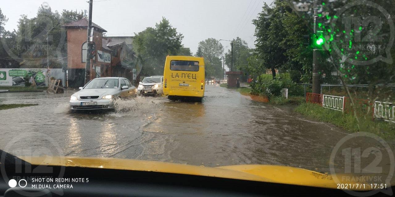 Після рясного дощу Франківськ знову "поплив" ФОТО та ВІДЕО