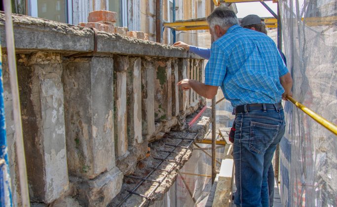 У Франківську мешканці будинку-пам’ятки власним коштом відновлюють аварійний балкон ФОТО