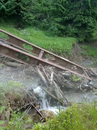 На Верховинщині сильні дощі зруйнували міст ФОТО та ВІДЕО