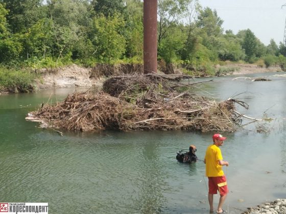 У Франківську розпочали очищати русла річки Бистриця Солотвинська, де потонуло декілька людей ФОТО