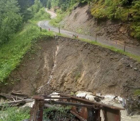 На Верховинщині сильні дощі зруйнували міст ФОТО та ВІДЕО