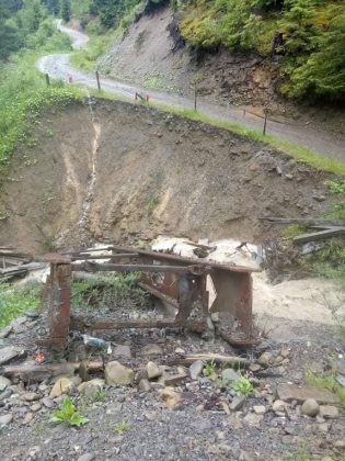 На Верховинщині сильні дощі зруйнували міст ФОТО та ВІДЕО