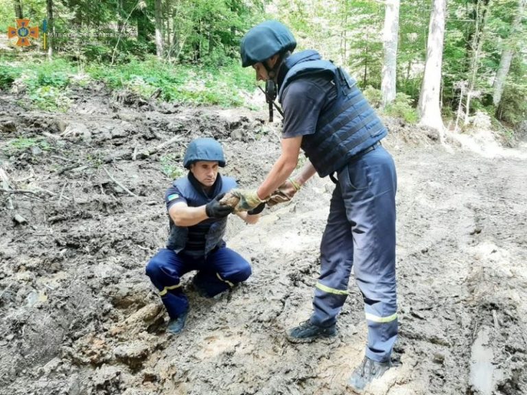 У курортній Поляниці натрапили на небезпечну знахідку ФОТО