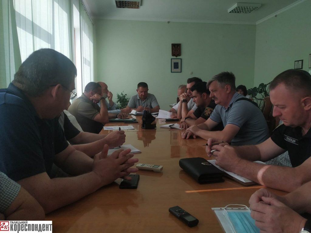 У Франківську на Бистриці ліквідують яму, в якій могли втопитися діти