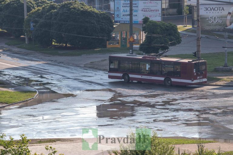 Прорив води: у Франківську затопило перехрестя ФОТОФАКТ