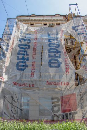 У Франківську мешканці будинку-пам’ятки власним коштом відновлюють аварійний балкон ФОТО