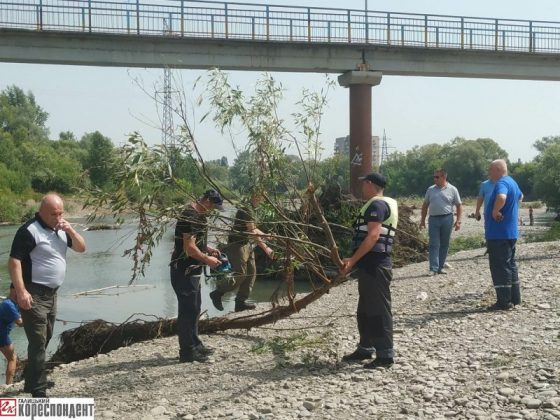 У Франківську розпочали очищати русла річки Бистриця Солотвинська, де потонуло декілька людей ФОТО
