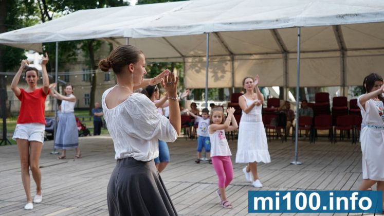 Франківці влаштували у палаці Потоцьких вечірку в українському народному стилі ФОТО