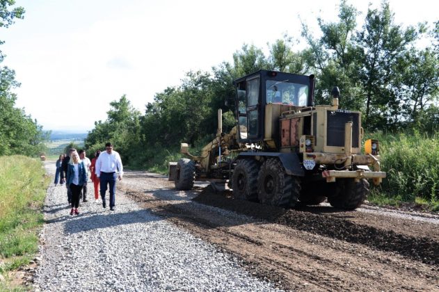 Завдяки програмі "Велике будівництво" на Прикарпатті продовжують ремонт доріг ФОТО