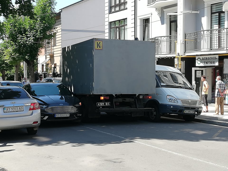 В Івано-Франківську автомобіль конвою з ув'язненими потрапив у ДТП ФОТО
