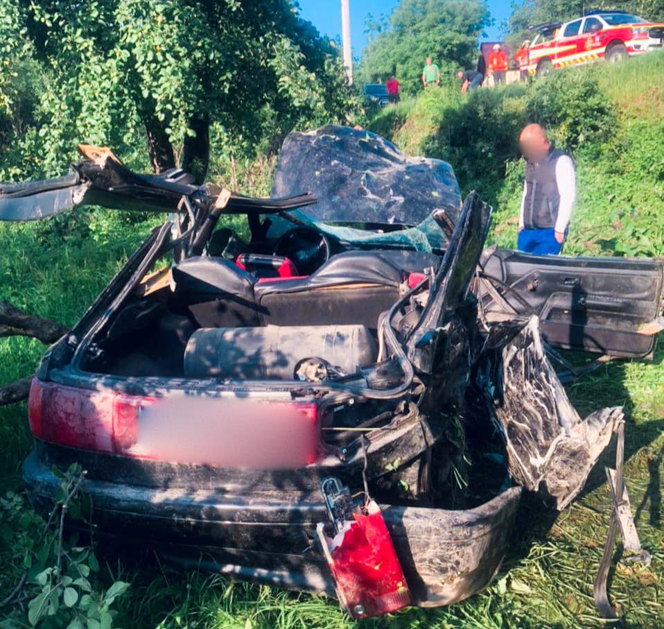 На Прикарпатті п'яний водій влетів у дерево - травмувалася 19-річна пасажирка ФОТО