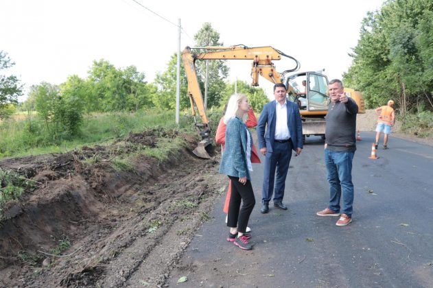 Завдяки програмі "Велике будівництво" на Прикарпатті продовжують ремонт доріг ФОТО