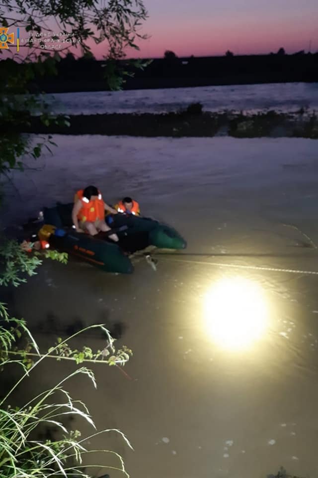 Рятувальники вночі рятували прикарпатку, яка через сильну течію застрягла посеред ріки