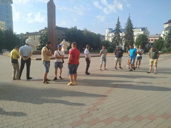 "Ми тут, бо нас не чують!": під стінами Івано-Франківської ОДА прикарпатці вимагають ремонту дороги ФОТО