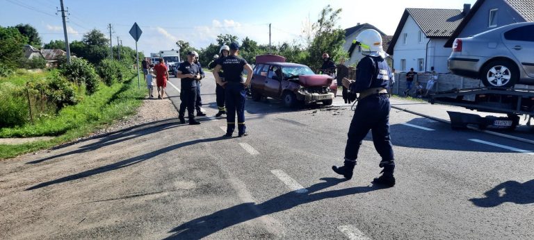 Неподалік Франківська зіштовхнулись два авто: рух через ДТП ускладнено ФОТО