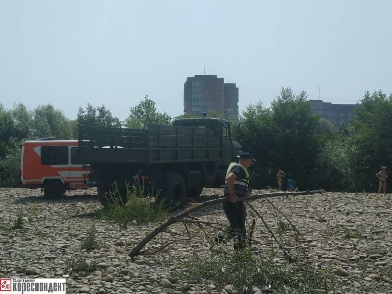 У Франківську розпочали очищати русла річки Бистриця Солотвинська, де потонуло декілька людей ФОТО