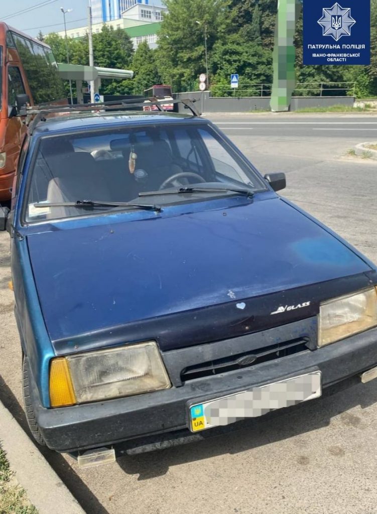 На Прикарпатті поліцейські виявили водія з підробленими документами ФОТО