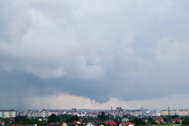 Івано-Франківськом пронісся смерч ФОТО