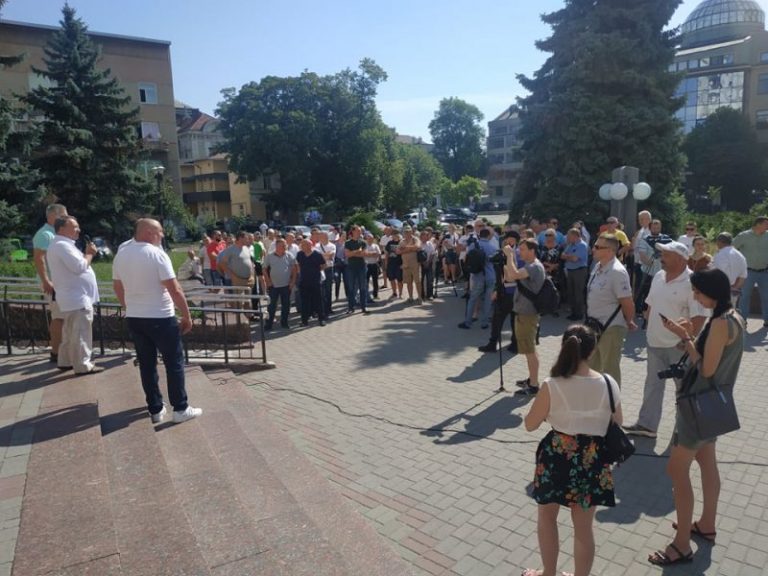 Під стінами Франківської ОДА протестують представники деревообробних підприємств ФОТО