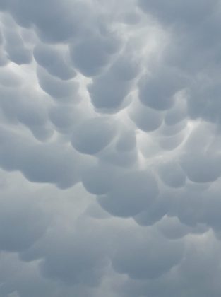 У небі на Прикарпатті зафіксували рідкісне явище - двоопуклі хмари Mammatus ФОТО та ВІДЕО