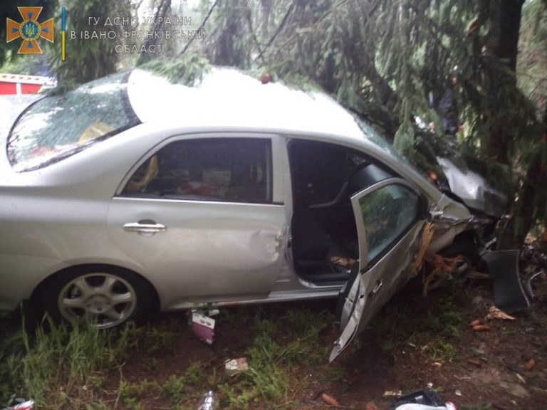 На Прикарпатті автомобіль злетів у кювет та врізався в дерево ФОТО