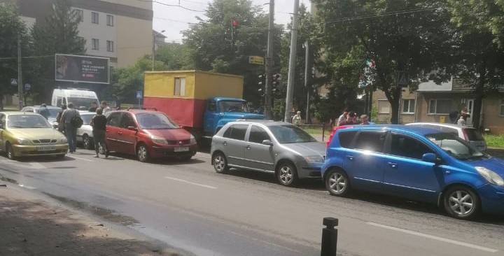 На Галицькій масштабна ДТП за участі п'яти авто ФОТО