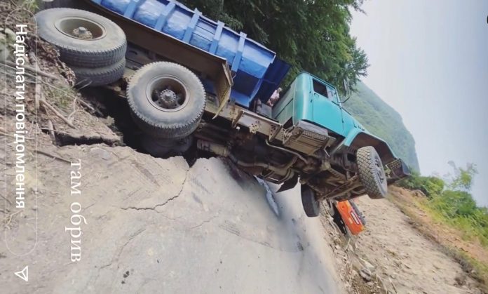 Моторошні кадри: у Карпатах під вантажівкою провалилась дорога - авто дивом не зірвалось в обрив ФОТО та ВІДЕО