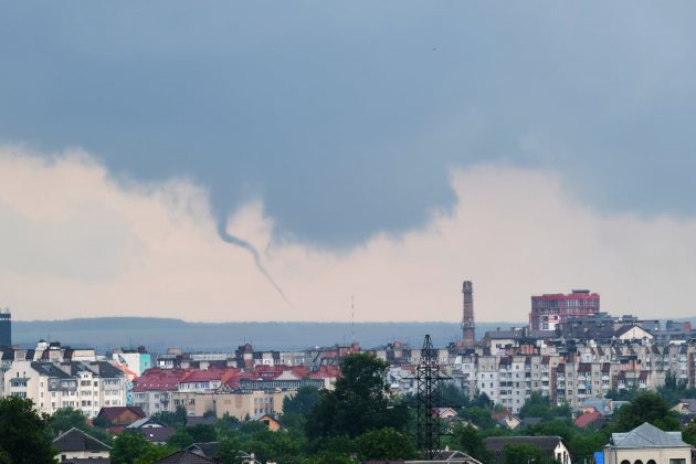 Івано-Франківськом пронісся смерч ФОТО