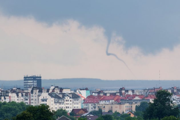 Івано-Франківськом пронісся смерч ФОТО