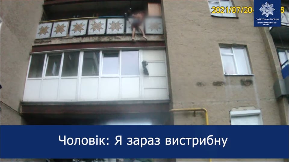 Франківські патрульні спіймали чоловіка, котрий намагався вистрибнути з балкона ВІДЕО